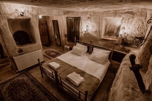 young cave hotel