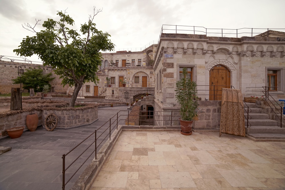 design cave hotel