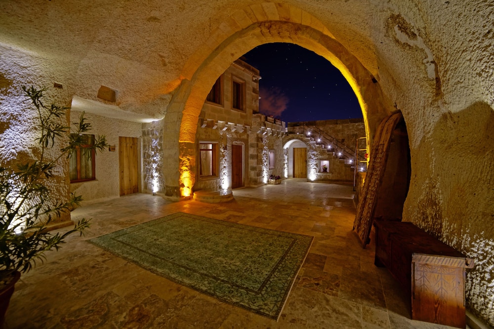 design cave hotel