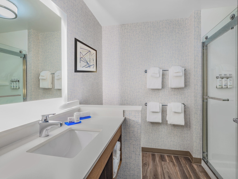 holiday inn express and suites ruskin an ihg hotel