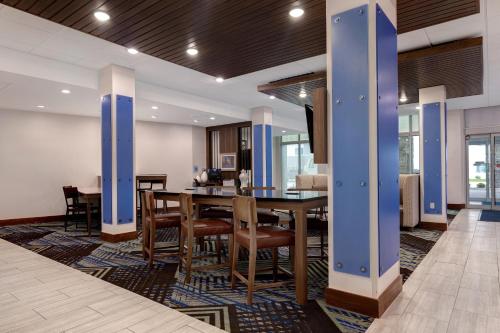 holiday inn exp and sts ann arbor university south
