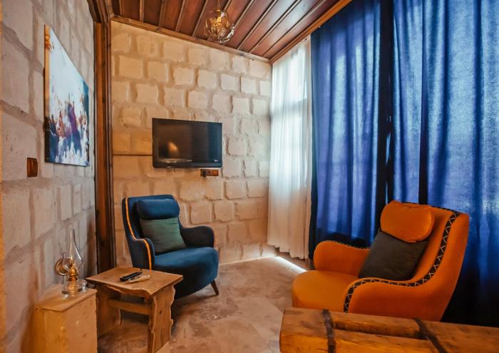 larissa cave hotel