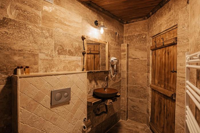 larissa cave hotel