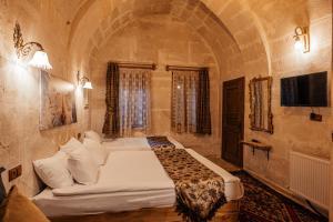larissa cave hotel