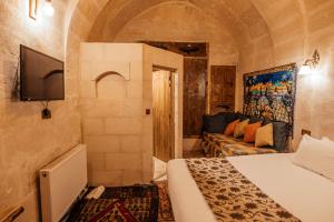 larissa cave hotel