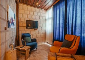 larissa cave hotel