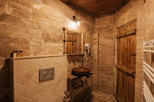 larissa cave hotel