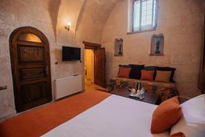 larissa cave hotel