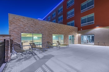 holiday inn express and suites parsons an ihg hotel