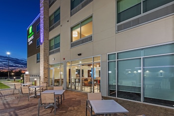 holiday inn express and suites parsons an ihg hotel