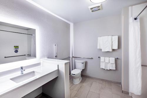 holiday inn express and suites parsons an ihg hotel