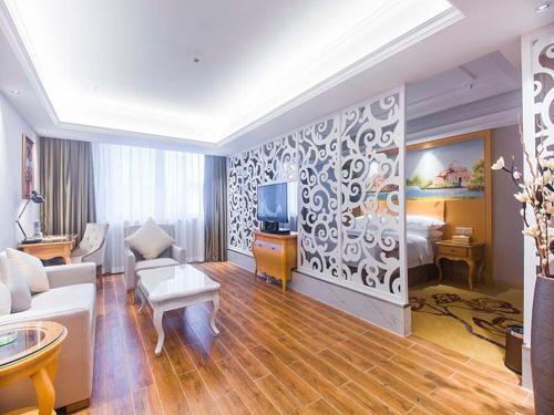 vienna international hotel haikou west bus station