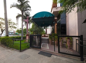 fabhotel siris 18