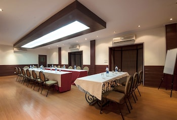 fabhotel siris 18