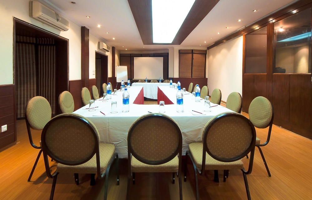 fabhotel siris 18