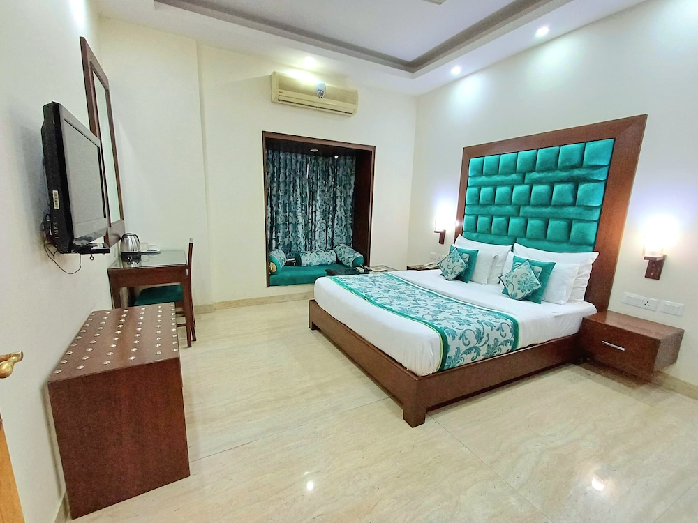 fabhotel siris 18