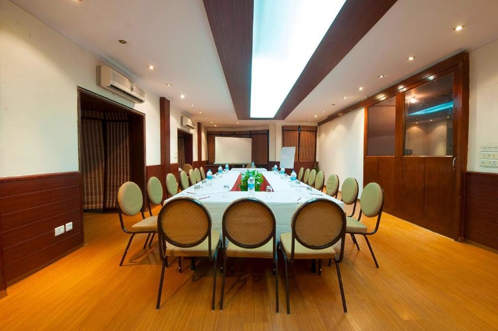 fabhotel siris 18