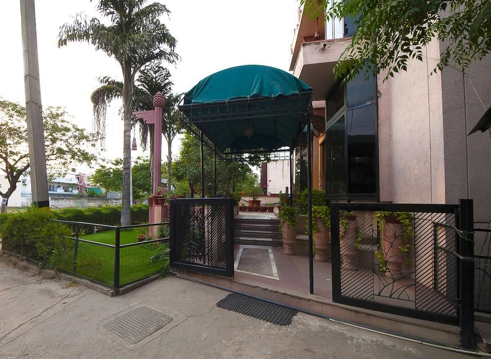 fabhotel siris 18
