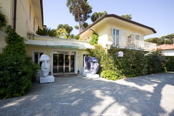 jr resort logos forte dei marmi