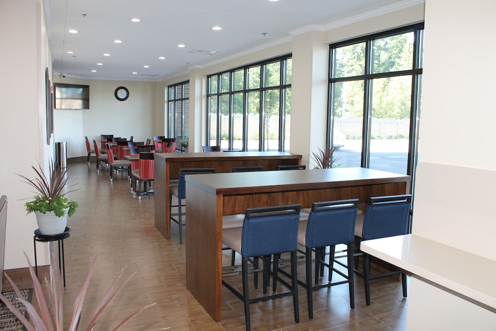 comfort inn and suites lakewood by jblm