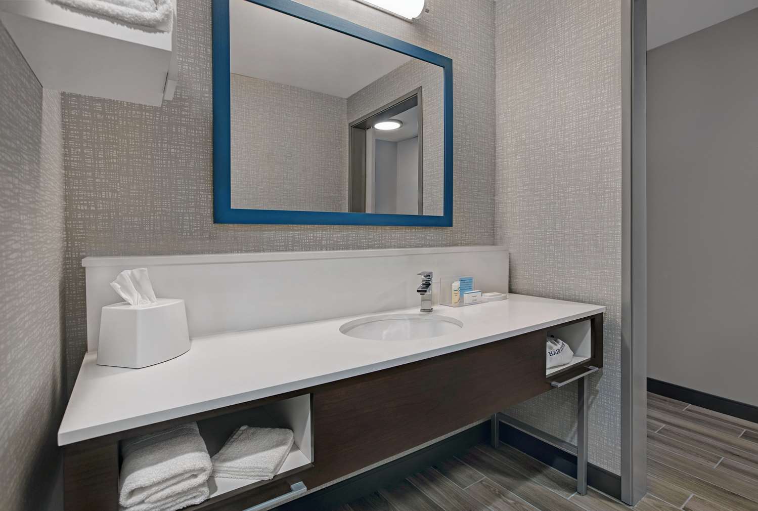 hampton inn and suites farmers branch dallas