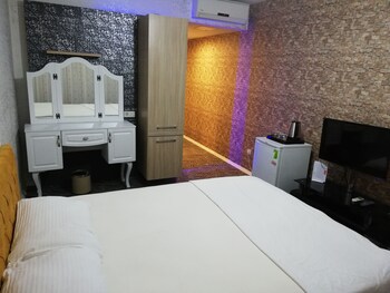 pin suites