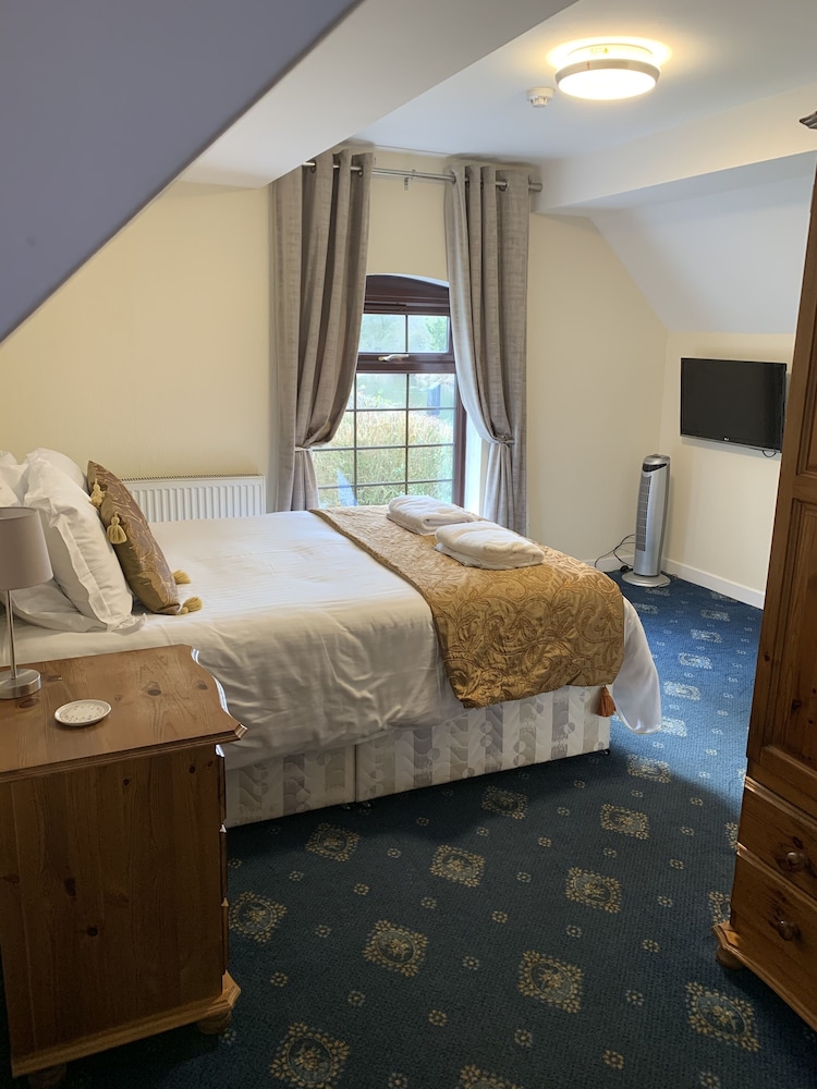 the dog and doublet inn