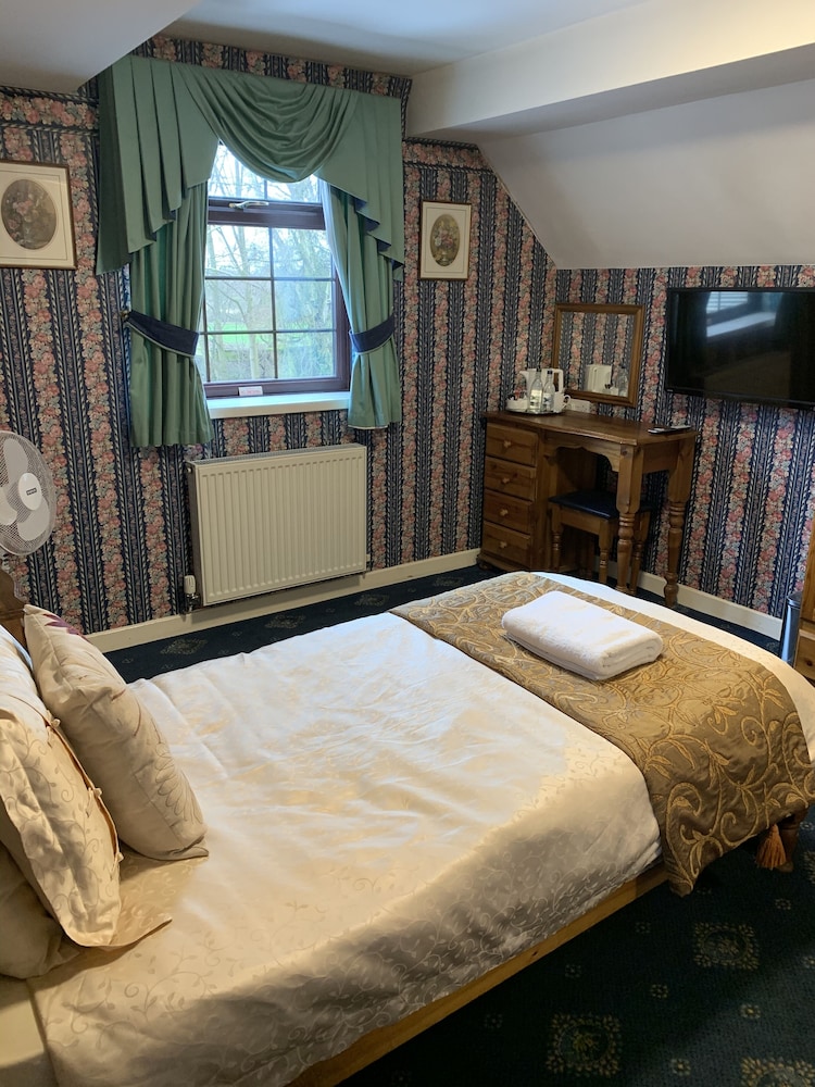 the dog and doublet inn