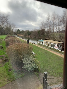the dog and doublet inn