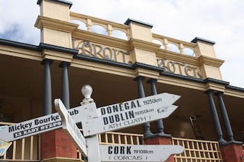 mickey bourkes koroit hotel