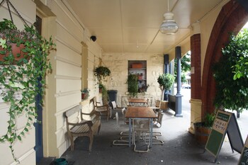 mickey bourkes koroit hotel