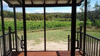 Just Red Wines Vineyard Cabins,Queensland>>Ballandean,3.5 star