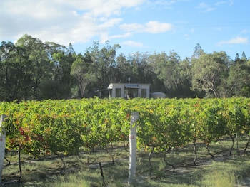 Just Red Wines Vineyard Cabins,Queensland>>Ballandean,3.5 star