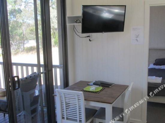 just red wines vineyard cabins