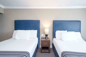 sandman inn blue river