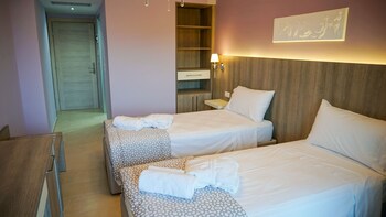 agnes deluxe hotel