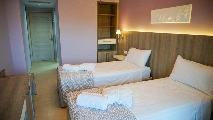agnes deluxe hotel