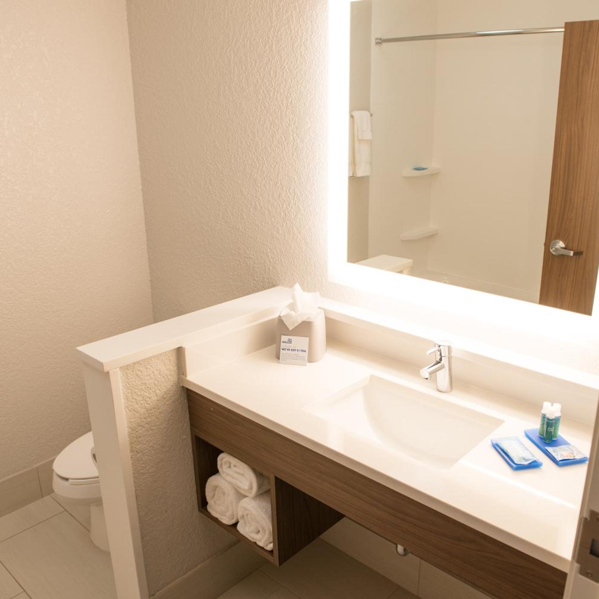 holiday inn express and suites warsaw e center