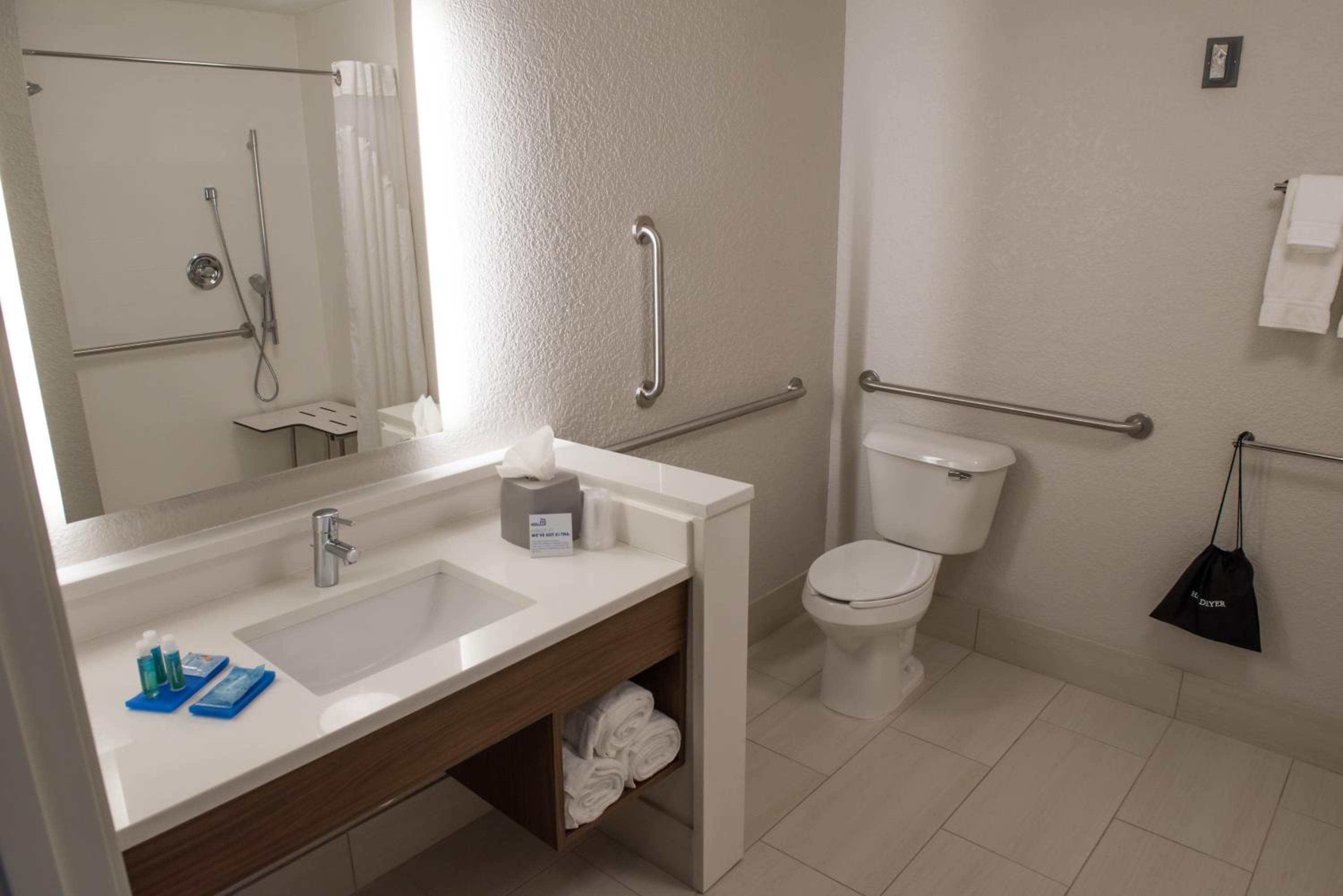 holiday inn express and suites warsaw e center