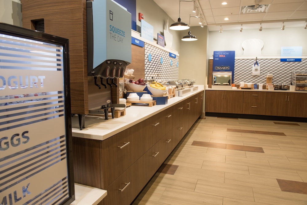 holiday inn express and suites warsaw e center