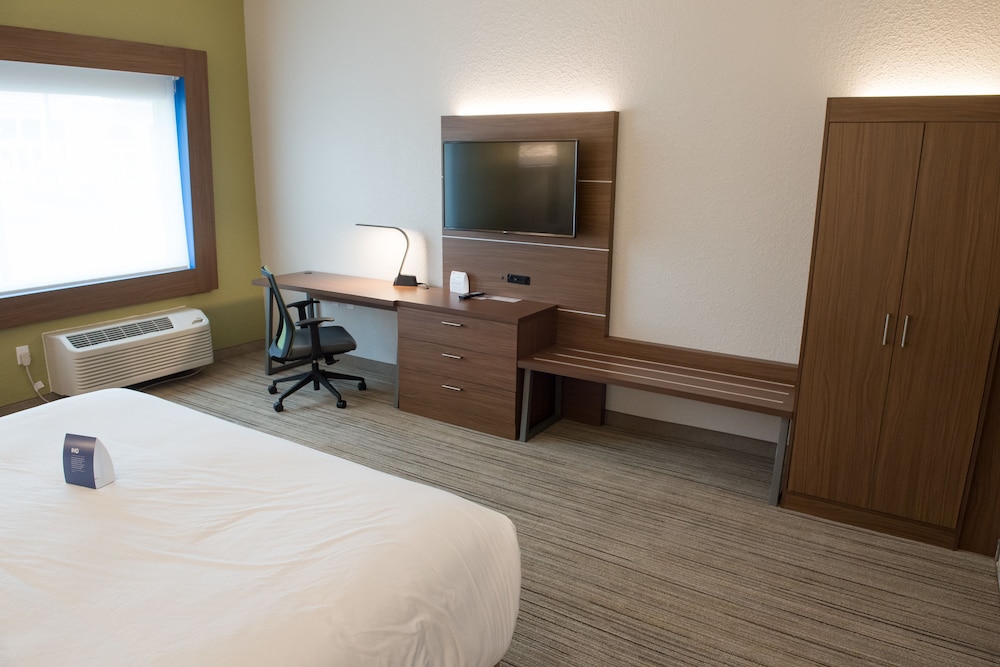 holiday inn express and suites warsaw e center
