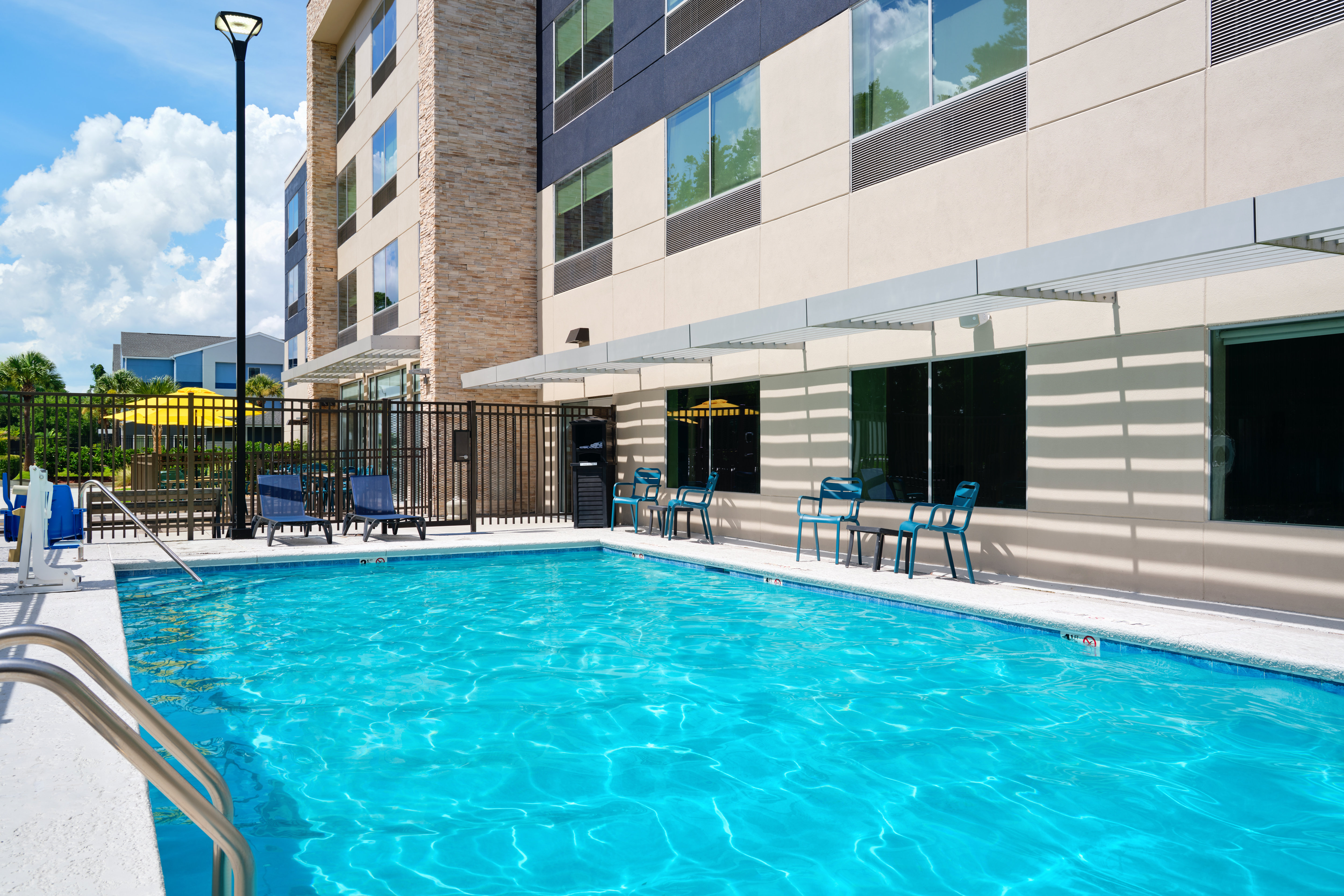 holiday inn express and suites brunswick an ihg hotel