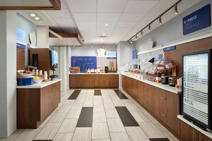 holiday inn express and suites brunswick an ihg hotel