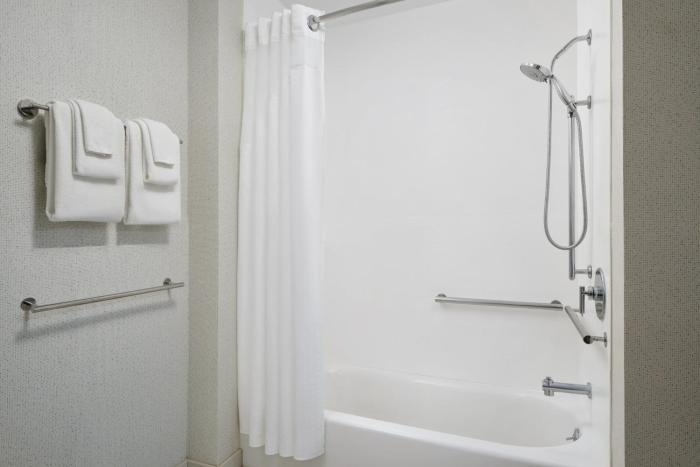 holiday inn express and suites brunswick an ihg hotel