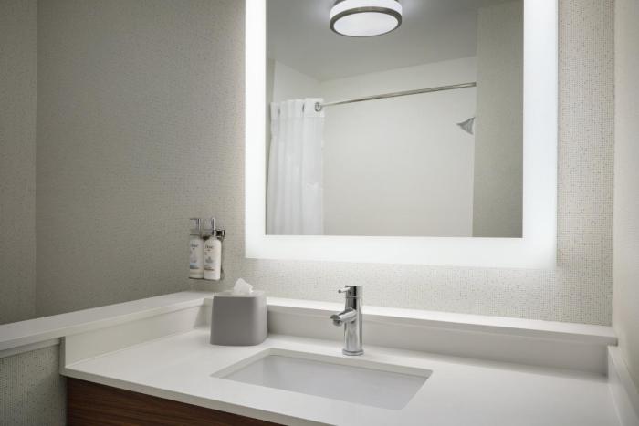 holiday inn express and suites brunswick an ihg hotel