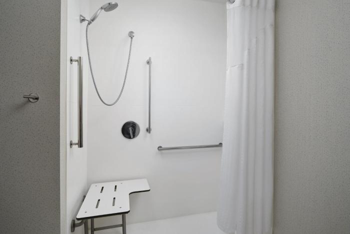 holiday inn express and suites brunswick an ihg hotel
