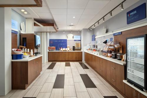 holiday inn express and suites brunswick an ihg hotel