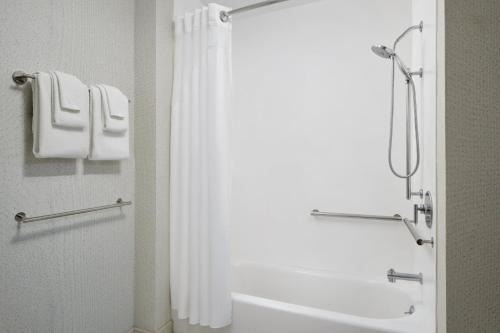 holiday inn express and suites brunswick an ihg hotel