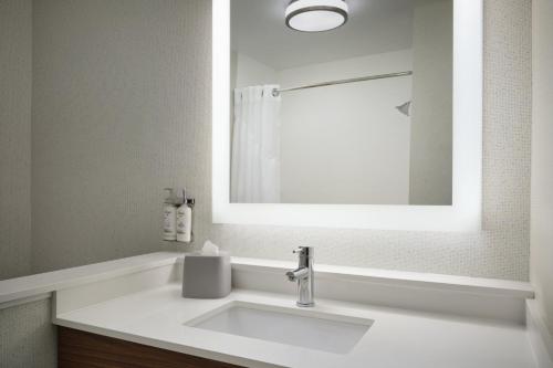 holiday inn express and suites brunswick an ihg hotel