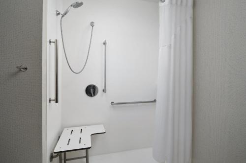 holiday inn express and suites brunswick an ihg hotel
